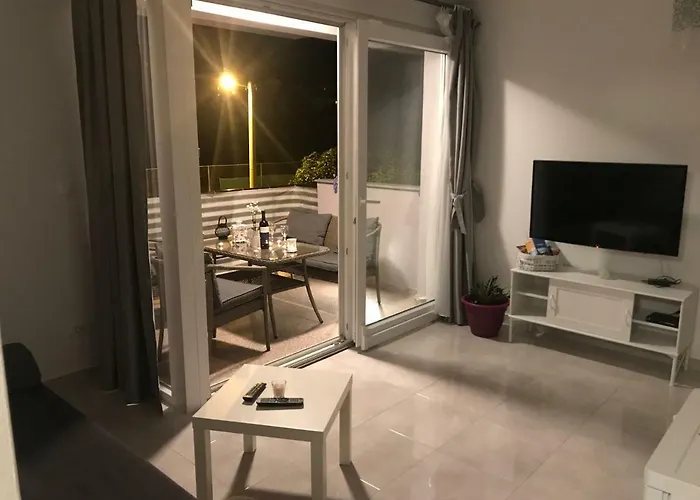 Apartment Sweet Corner Split