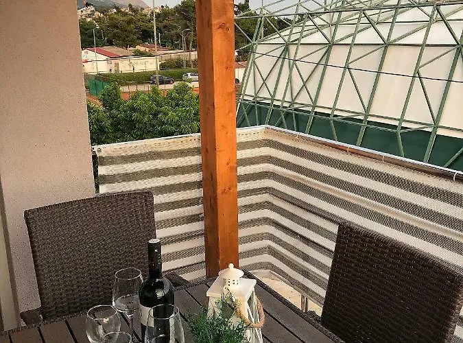 Sweet Corner Apartment Split