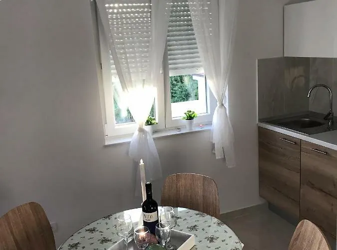 Apartment Sweet Corner *