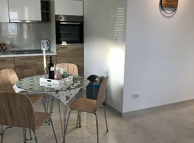 Apartment Sweet Corner *