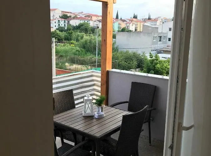 Apartment Sweet Corner Split