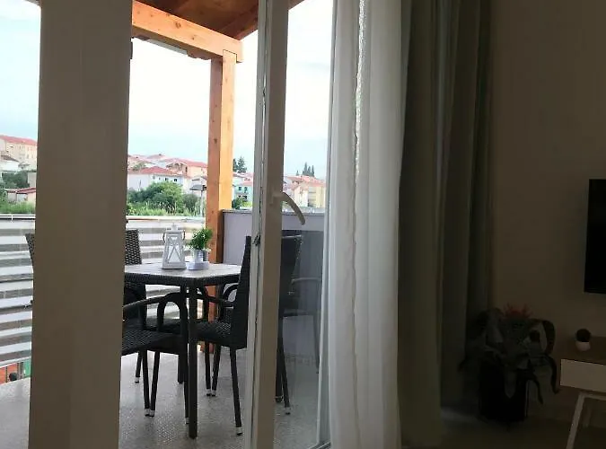 Apartment Sweet Corner Split