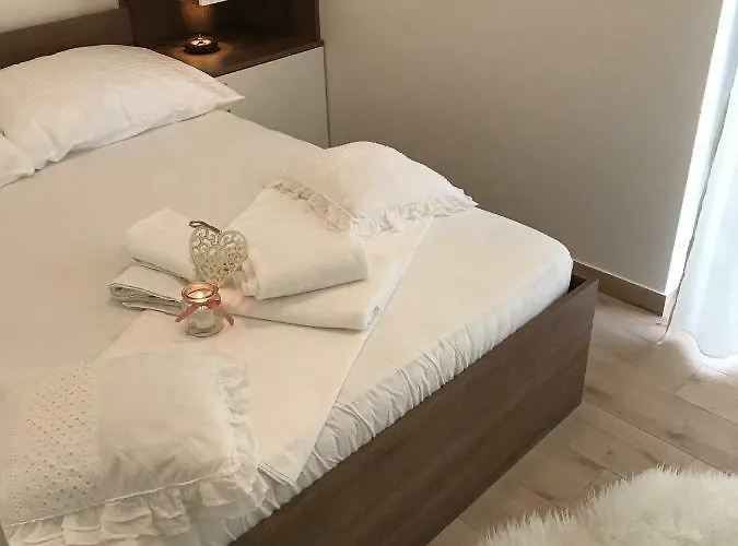 Apartment Sweet Corner Split