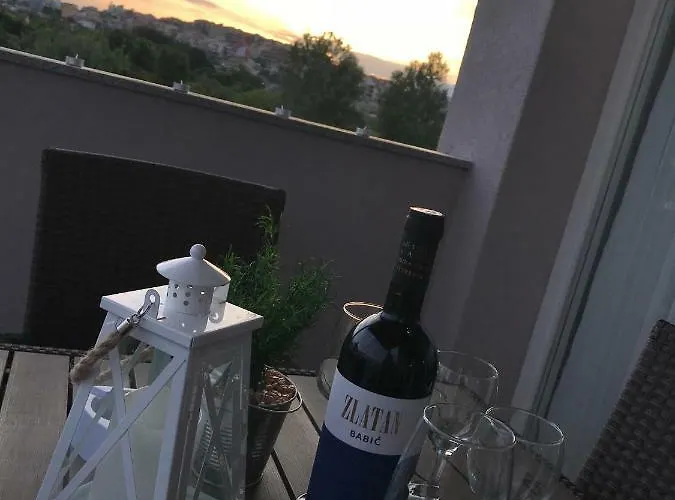 Apartment Sweet Corner Split