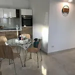 Apartment Sweet Corner *
